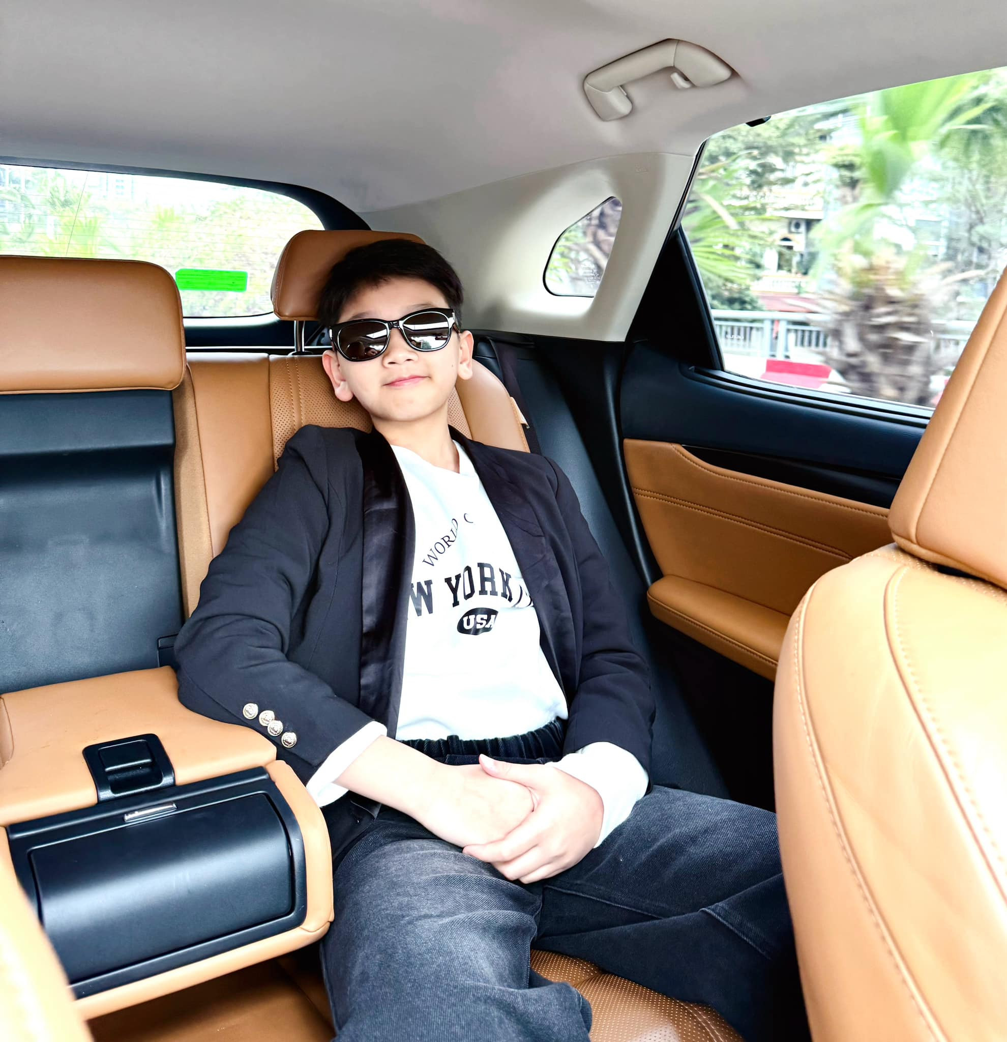 Con trai của nữ diễn viên đại gia Lã Thanh Huyền: 12 tuổi phổng phao, ra dáng 'tổng tài'- Ảnh 4.