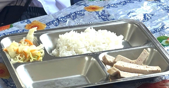 Hiệu trưởng lên tiếng về thông tin suất cơm bán trú lèo tèo vài lát thức ăn