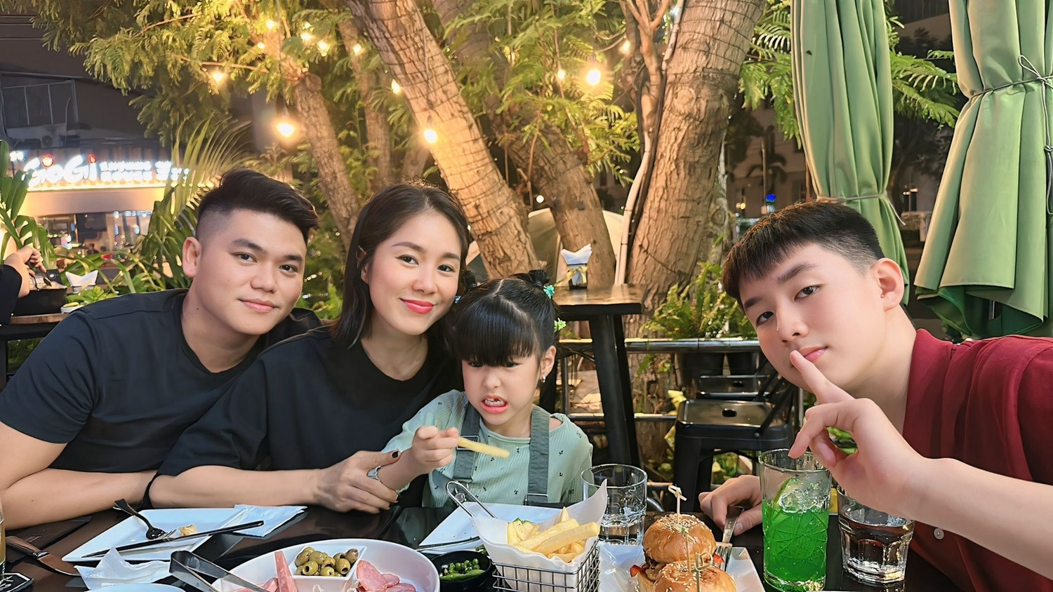 Lê Phương kỉ niệm 8 năm bên ông xã Trung Kiên