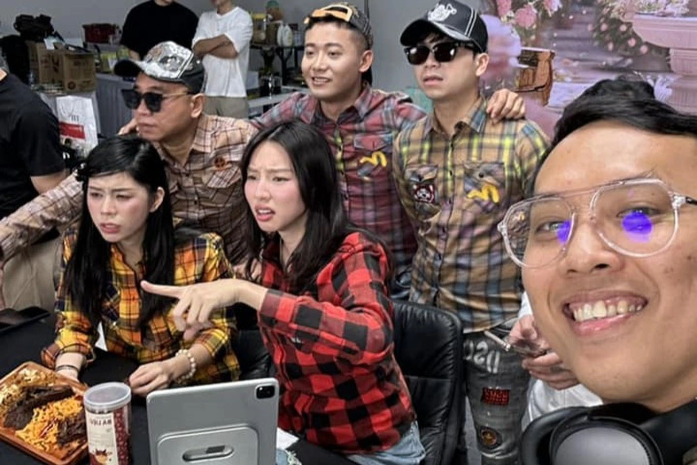 Lộ thân thế ông trùm đứng sau điều hành loạt công ty của Hằng Du Mục Quang Linh Vlog