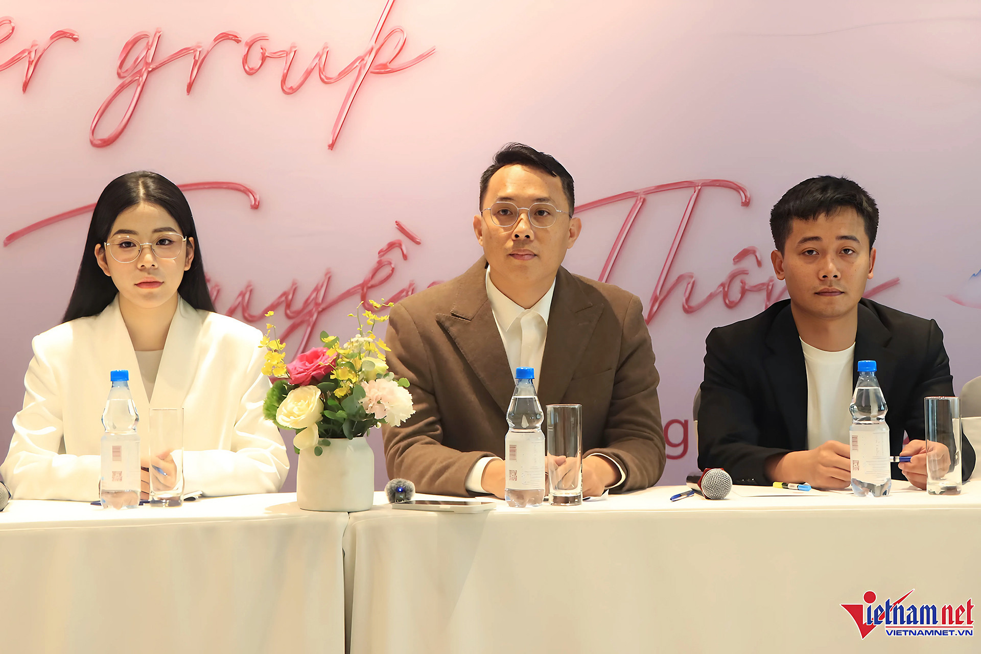 Lộ thân thế ông trùm đứng sau điều hành loạt công ty của Hằng Du Mục Quang Linh Vlog