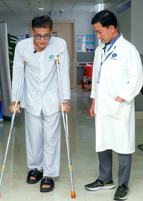 MC Thanh Bạch ngã xuống hố sâu 3 m ảnh 1