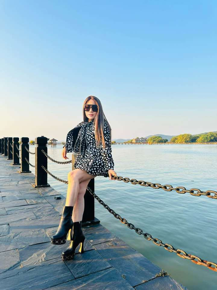 Mẹ chồng quyền lực của Huyền Baby gây choáng với khả năng đi giày cao như cà kheo