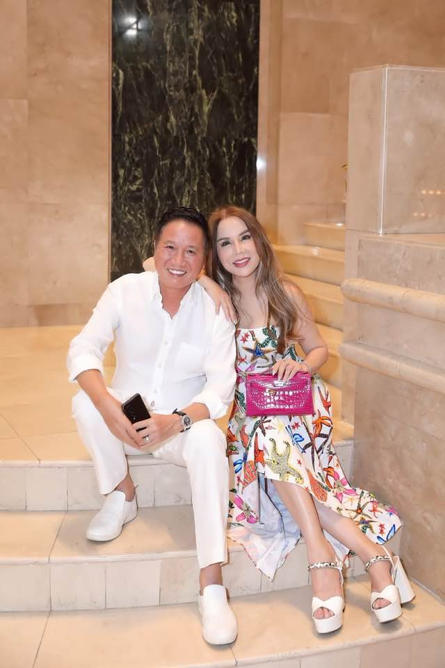 Mẹ chồng quyền lực của Huyền Baby gây choáng với khả năng đi giày cao như cà kheo