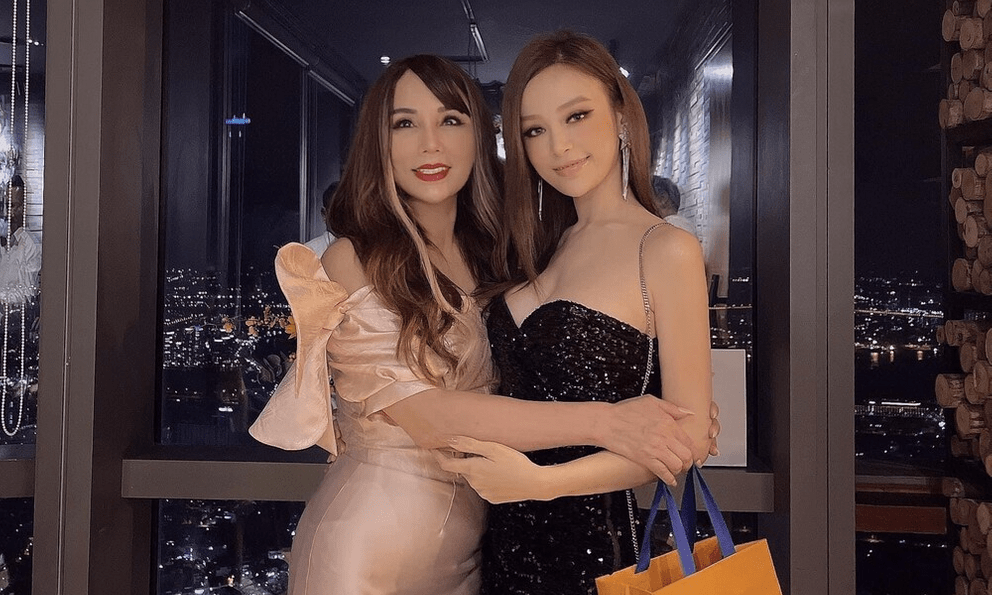 Mẹ chồng quyền lực của Huyền Baby gây choáng với khả năng đi giày cao như cà kheo