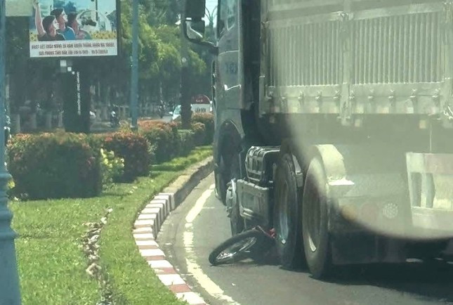 Va chạm giao thông, người đàn ông ôm thi thể vợ gào khóc ảnh 1