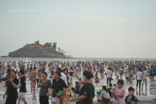 Bãi biển Vũng Tàu đông chưa từng có, khách vẫn đang đổ về nườm nượp ảnh 4