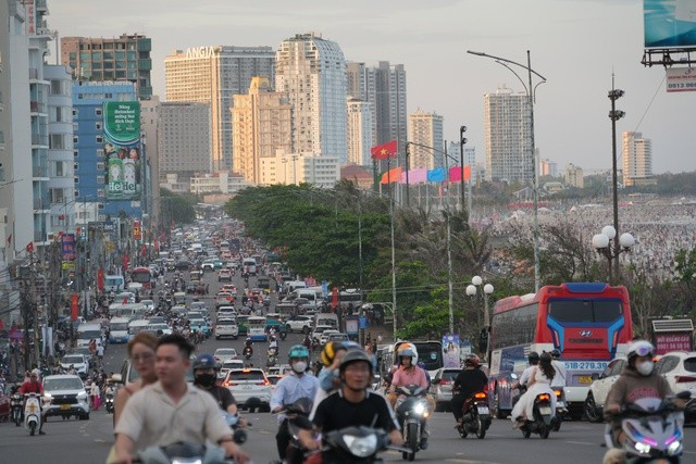 Bãi biển Vũng Tàu đông chưa từng có, khách vẫn đang đổ về nườm nượp ảnh 2