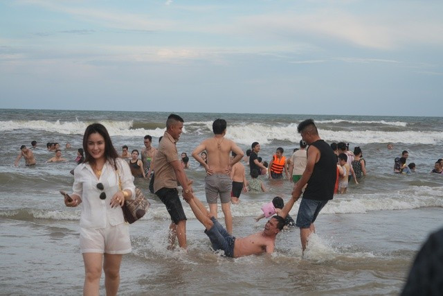 Bãi biển Vũng Tàu đông chưa từng có, khách vẫn đang đổ về nườm nượp ảnh 3