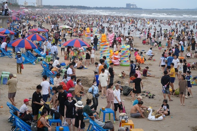 Bãi biển Vũng Tàu đông chưa từng có, khách vẫn đang đổ về nườm nượp ảnh 1