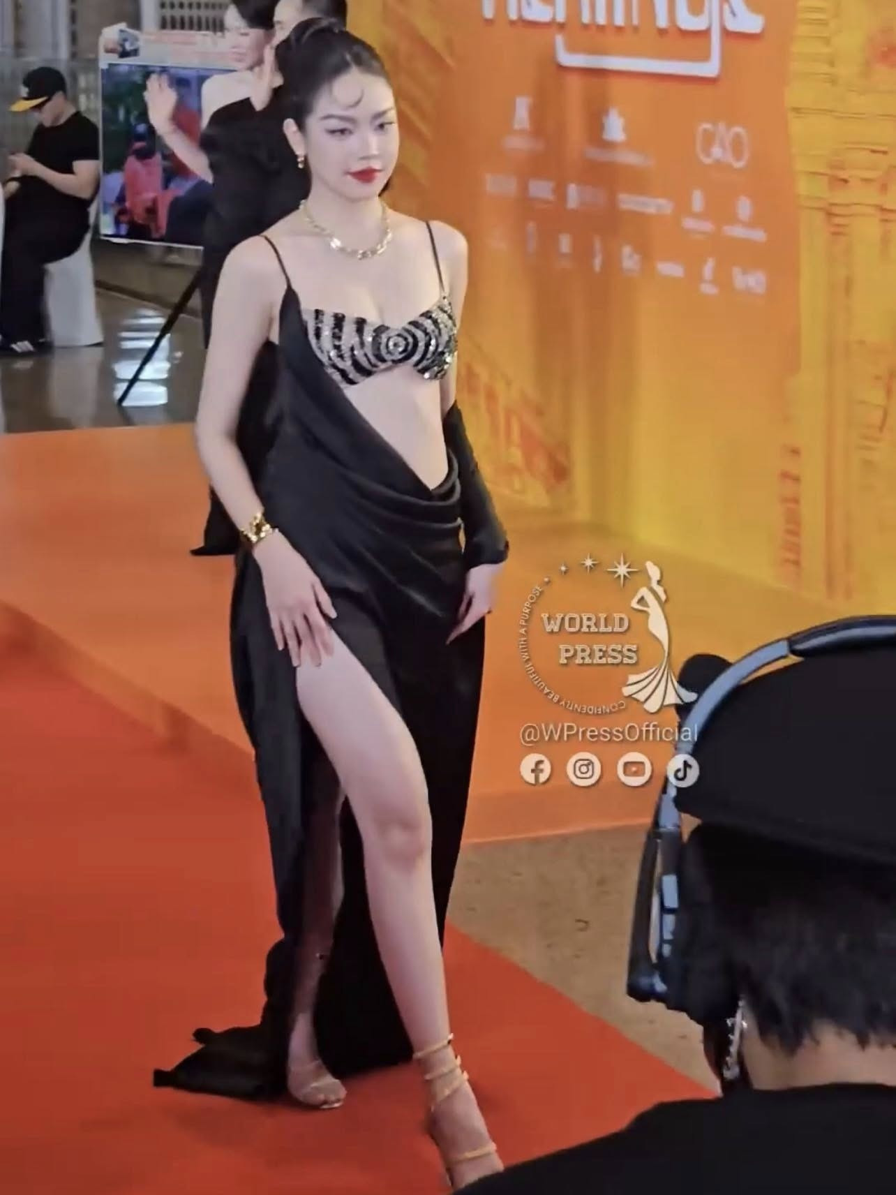 Hoa hậu Thanh Thủy gây tranh cãi khi mặc đồ mỏng tang, lộ hết nội y ra sân bay Hoa hậu Thanh Thủy gây tranh cãi khi mặc đồ mỏng tang lộ hết nội y ra sân bay