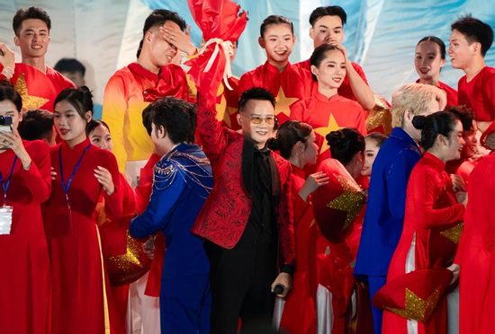 Hoàng Bách hát 'Lời Trái Tim Việt Nam' tại show kỷ niệm 50 năm thống nhất đất nước
