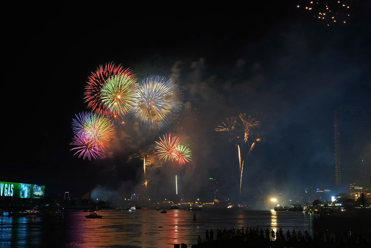 Mãn nhãn màn pháo hoa lớn chưa từng có mừng 50 năm đất nước thống nhất ảnh 2