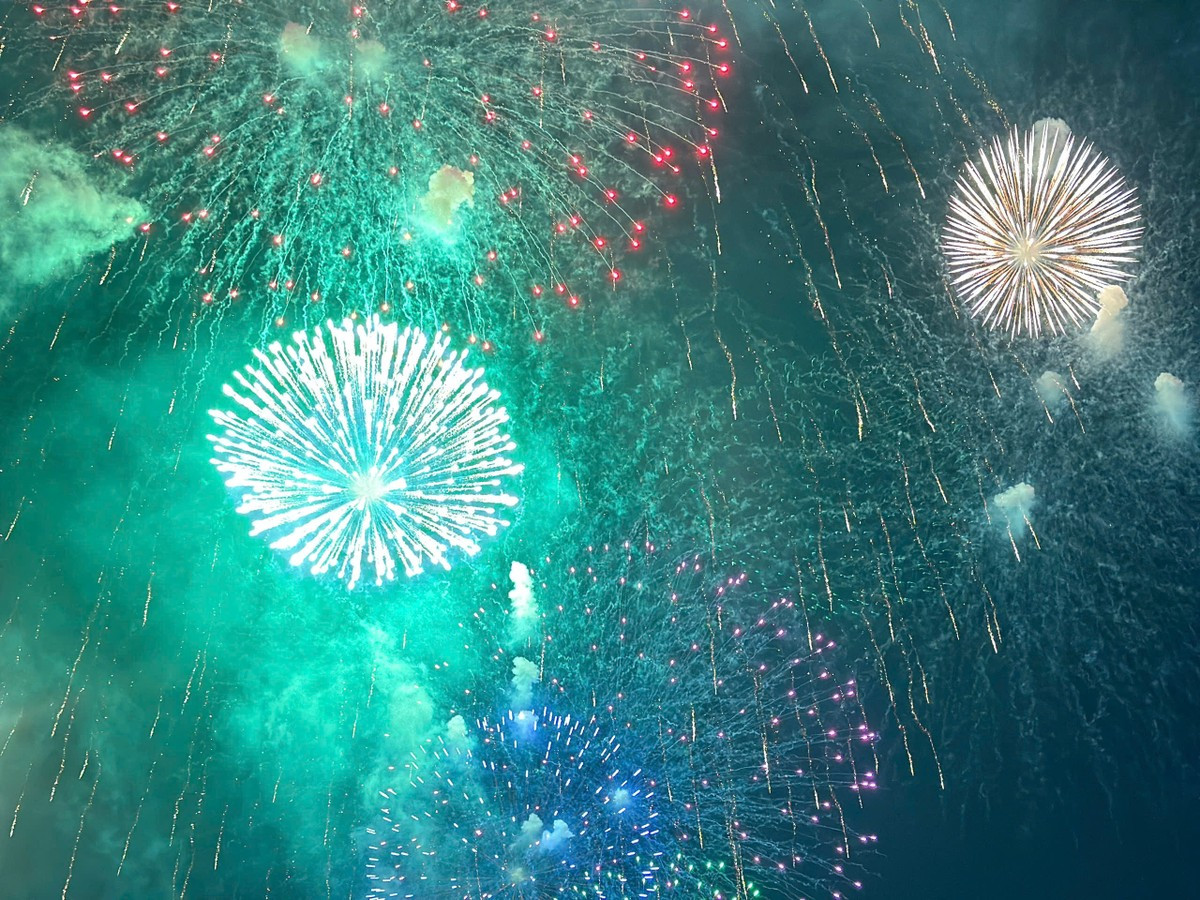 Mãn nhãn màn pháo hoa lớn chưa từng có mừng 50 năm đất nước thống nhất ảnh 9