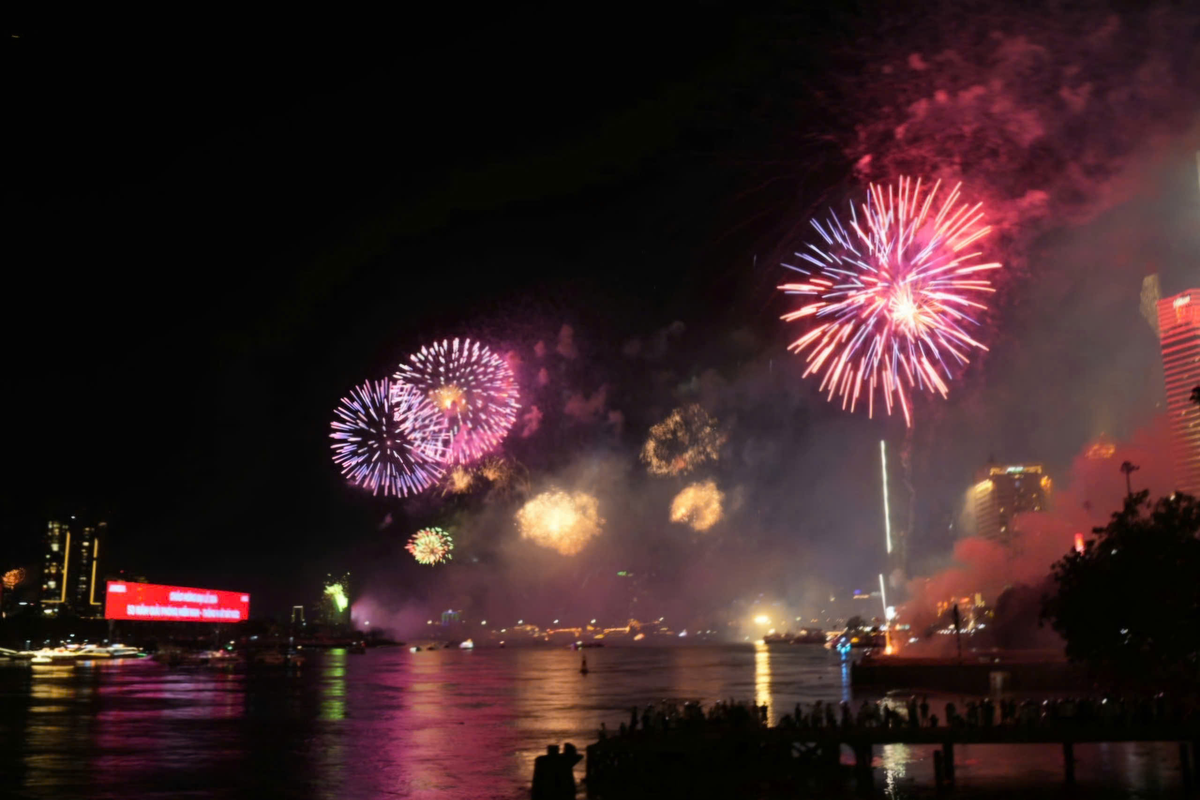 Mãn nhãn màn pháo hoa lớn chưa từng có mừng 50 năm đất nước thống nhất ảnh 3