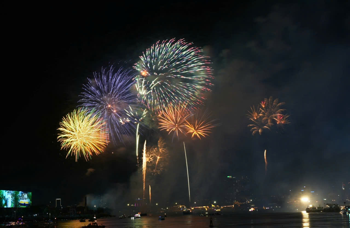 Mãn nhãn màn pháo hoa lớn chưa từng có mừng 50 năm đất nước thống nhất ảnh 1