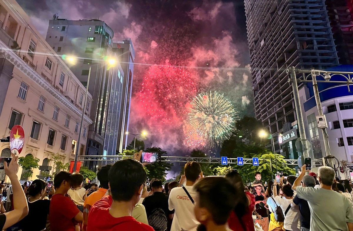 Mãn nhãn màn pháo hoa lớn chưa từng có mừng 50 năm đất nước thống nhất ảnh 7