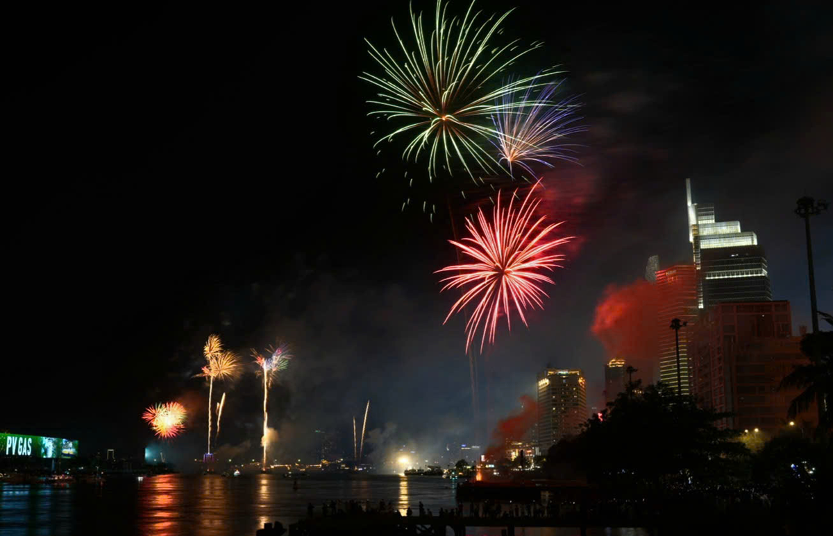 Mãn nhãn màn pháo hoa lớn chưa từng có mừng 50 năm đất nước thống nhất ảnh 5