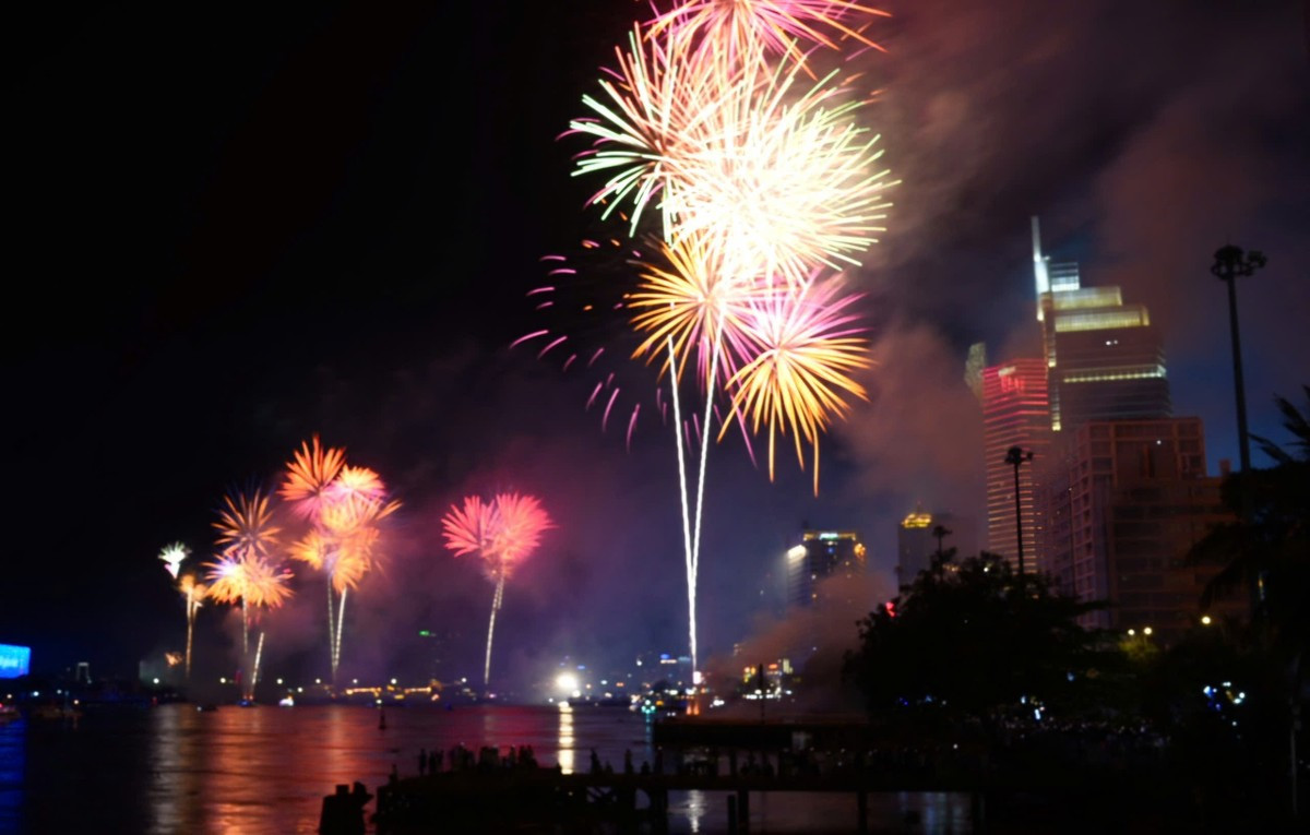 Mãn nhãn màn pháo hoa lớn chưa từng có mừng 50 năm đất nước thống nhất ảnh 8