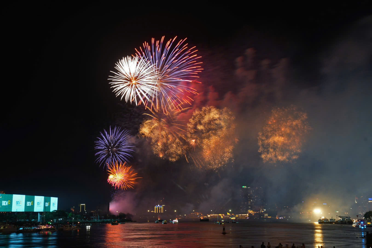 Mãn nhãn màn pháo hoa lớn chưa từng có mừng 50 năm đất nước thống nhất ảnh 4