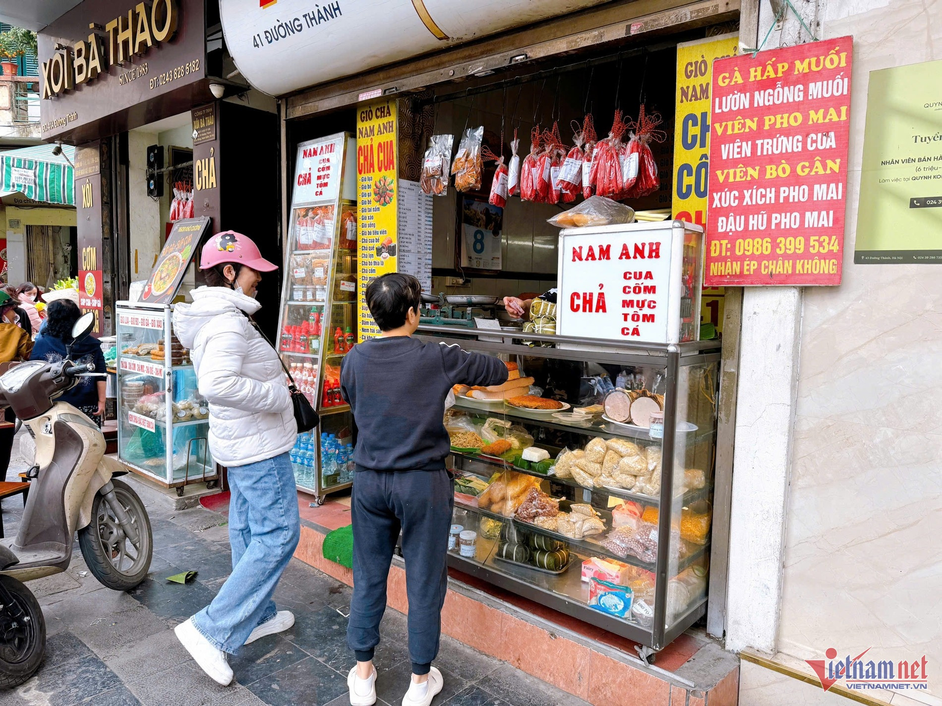 Hàng giò chả 3 đời ở Hà Nội ngon có tiếng, giữ chữ tín nhờ 'báu vật' trăm tuổi w hang gio cha 3 doi o hn co bau.jpg