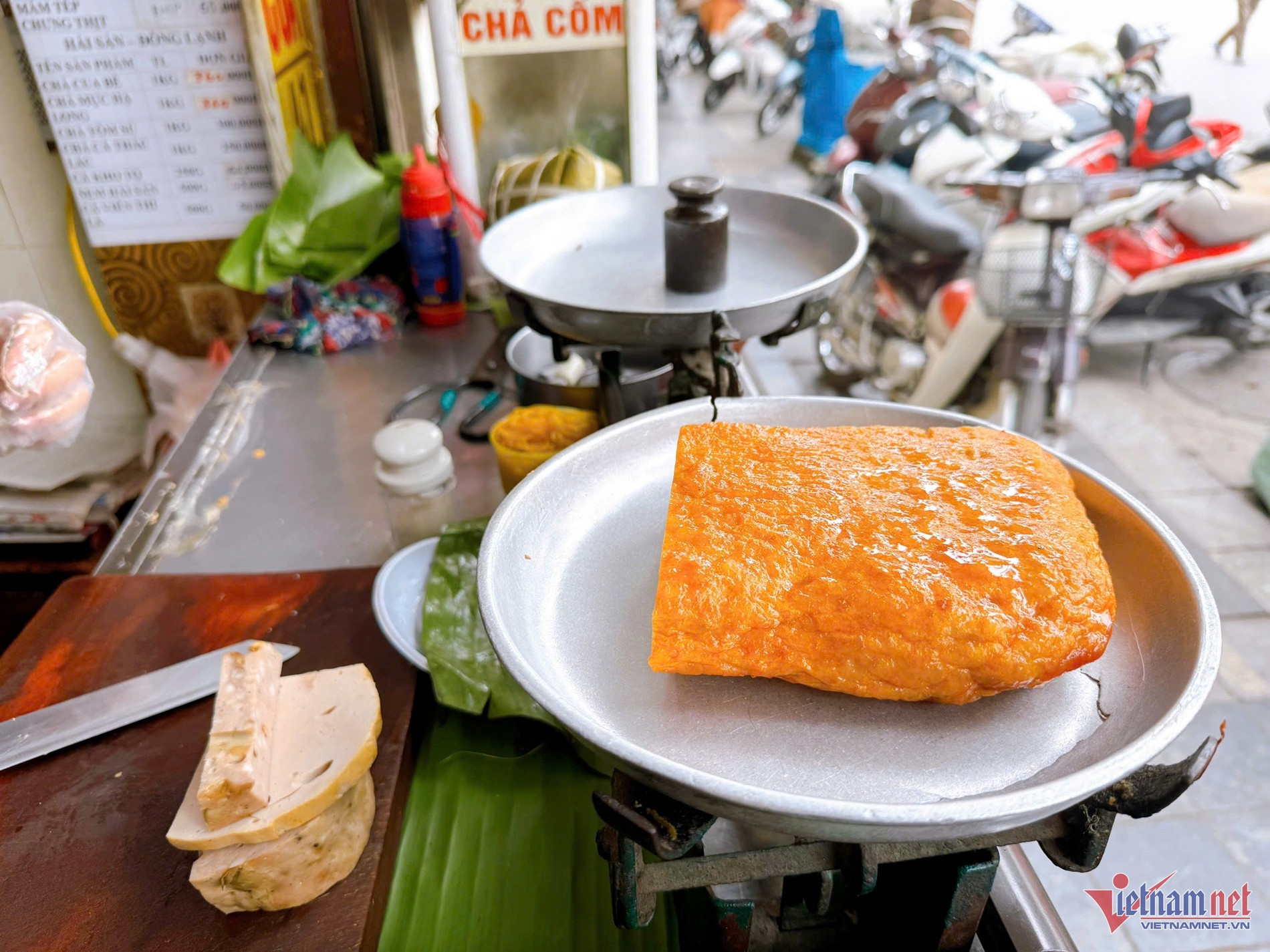 Hàng giò chả 3 đời ở Hà Nội ngon có tiếng, giữ chữ tín nhờ 'báu vật' trăm tuổi w hang gio cha 3 doi o hn co bau (3).jpg