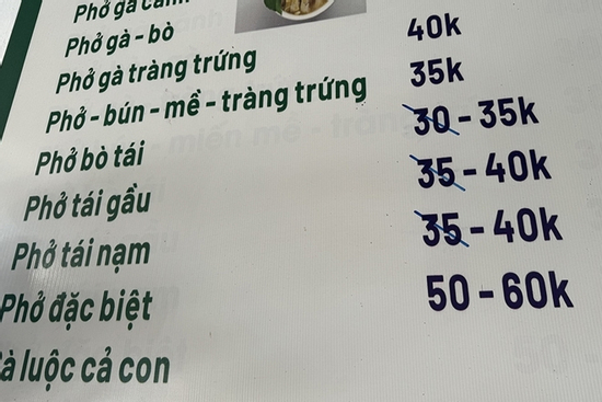 Quán bún, phở ở Hà Nội đồng loạt tăng giá 5.000 đồng/bát