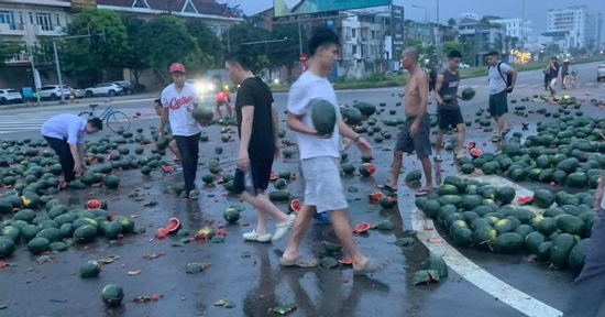 Cảnh tượng chưa từng thấy sau vụ tai nạn giao thông giữa ngã tư