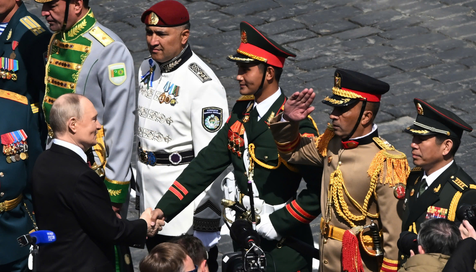 Danh tính khối trưởng SN 2k2 đang khiến cả MXH sục sôi khi được bắt tay Tổng thống Nga