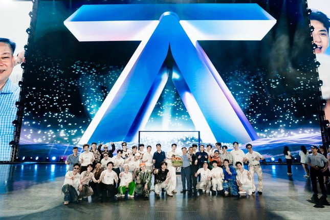 Đội mưa xuyên đêm ở Mỹ Đình chờ xem Anh trai ảnh 1