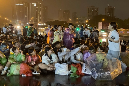 Đội mưa xuyên đêm ở Mỹ Đình chờ xem 'Anh trai'