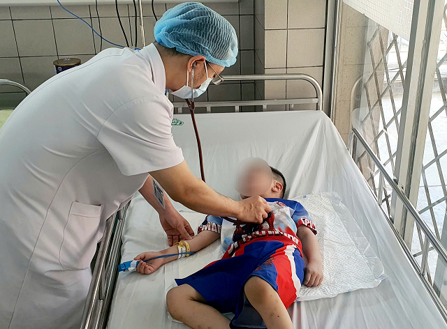 Hi hữu bé trai 5 tuổi nghịch dây giải rút, tự 'thắt cổ' mình- Ảnh 1.