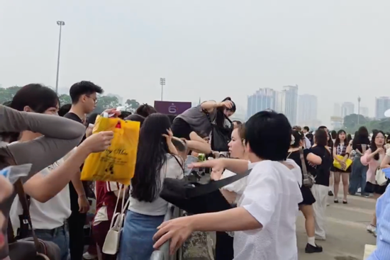 Khán giả trèo rào ở Mỹ Đình để vào xem concert Anh trai