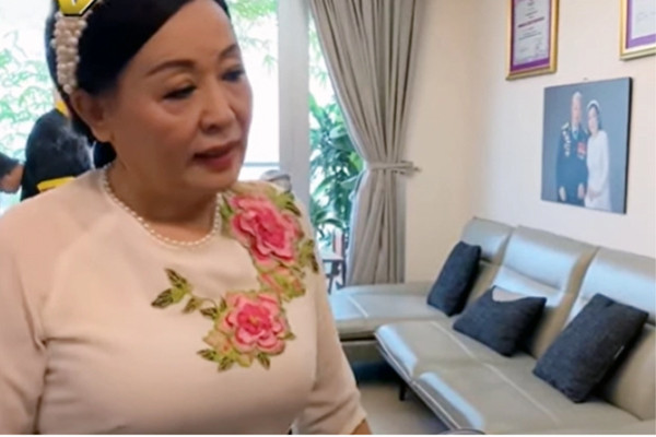 NSND quê Thái Bình là 'huyền thoại làng nhạc đỏ' có cuộc sống hạnh phúc bên chồng hơn 12 tuổi Nữ NSND nổi tiếng dòng nhạc đỏ: Tuổi xế chiều sống bình yên bên chồng hơn 12 tuổi- Ảnh 8.