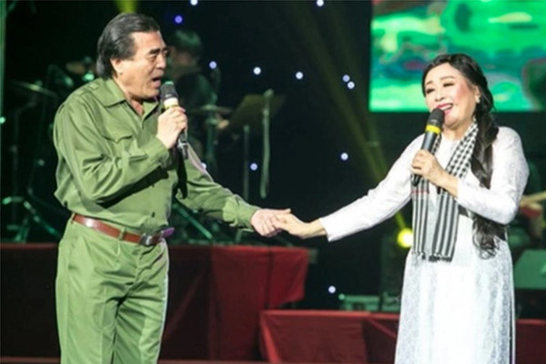 NSND quê Thái Bình là 'huyền thoại làng nhạc đỏ' có cuộc sống hạnh phúc bên chồng hơn 12 tuổi Nữ NSND nổi tiếng dòng nhạc đỏ: Tuổi xế chiều sống bình yên bên chồng hơn 12 tuổi- Ảnh 3.