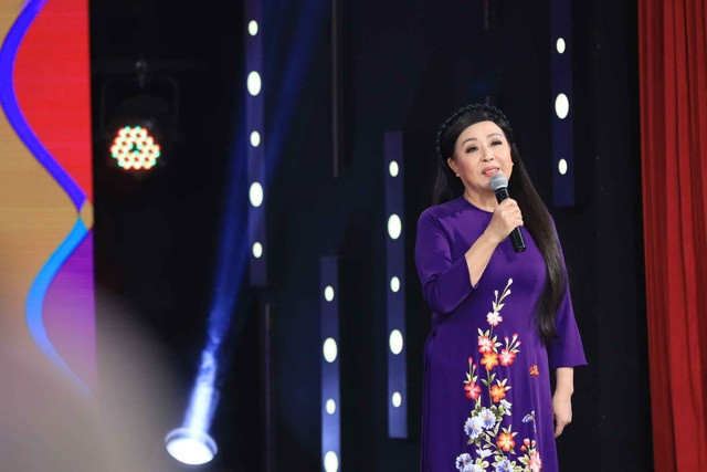 NSND quê Thái Bình là 'huyền thoại làng nhạc đỏ' có cuộc sống hạnh phúc bên chồng hơn 12 tuổi Nữ NSND nổi tiếng dòng nhạc đỏ: Tuổi xế chiều sống bình yên bên chồng hơn 12 tuổi- Ảnh 5.