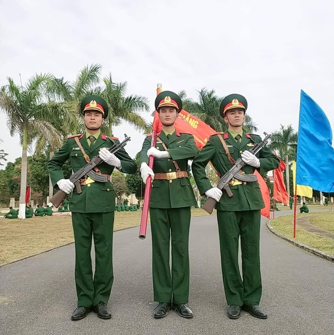 Hé lộ loạt ảnh nhìn là mê của khối trưởng SN 2000 vừa vinh dự bắt tay tổng thống Putin