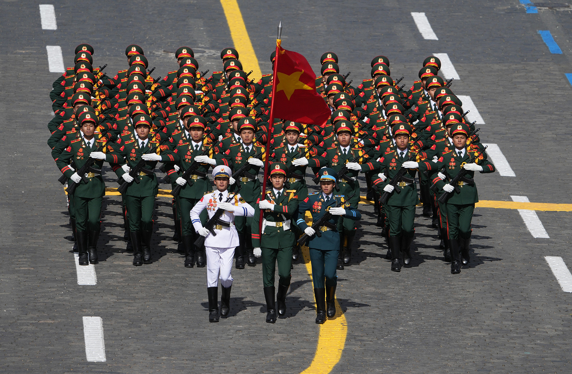 Hé lộ loạt ảnh nhìn là mê của khối trưởng SN 2000 vừa vinh dự bắt tay tổng thống Putin