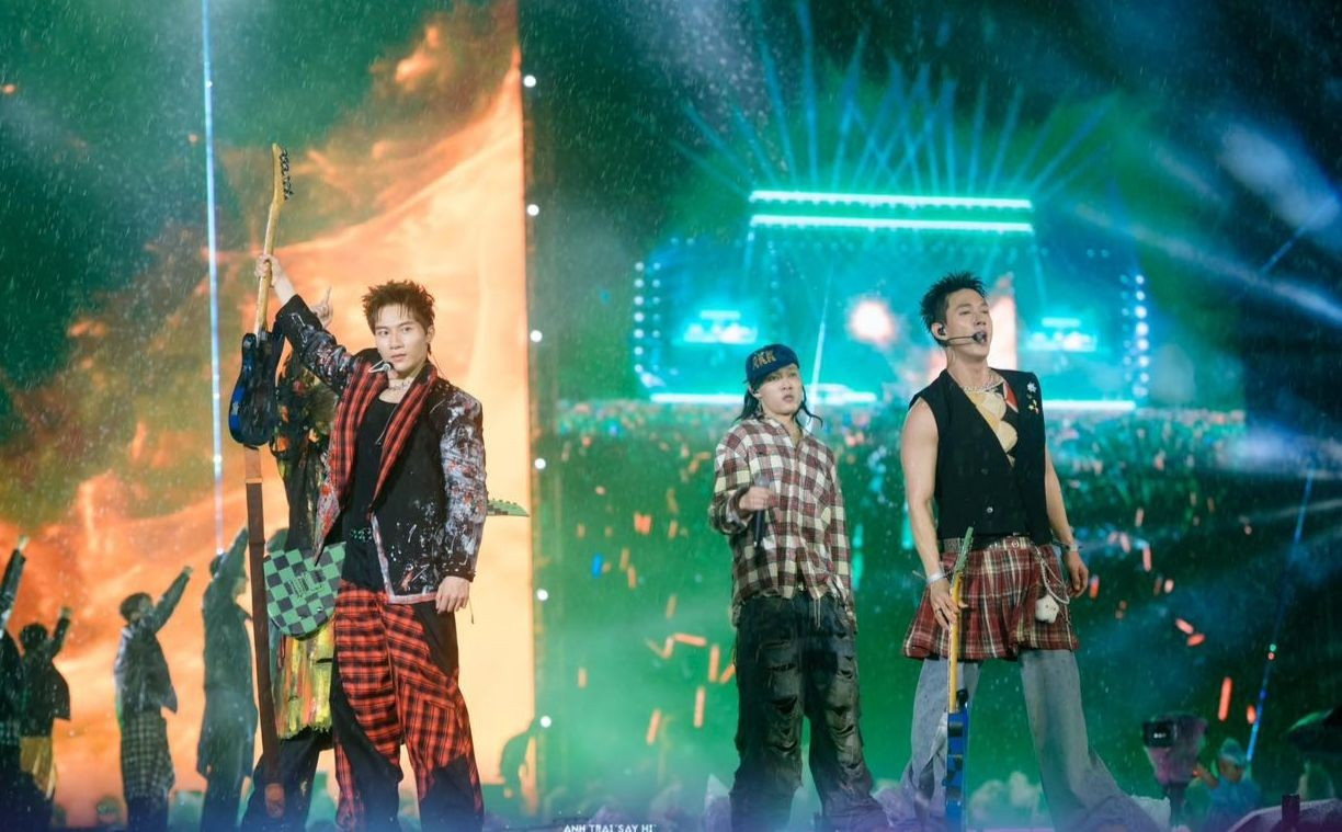 Mưa lớn đổ xuống show Anh trai ở Mỹ Đình, Trấn Thành phản ứng: 'Mưa tan nát, giống lũ lụt vậy' anh trai concert 3.jpg