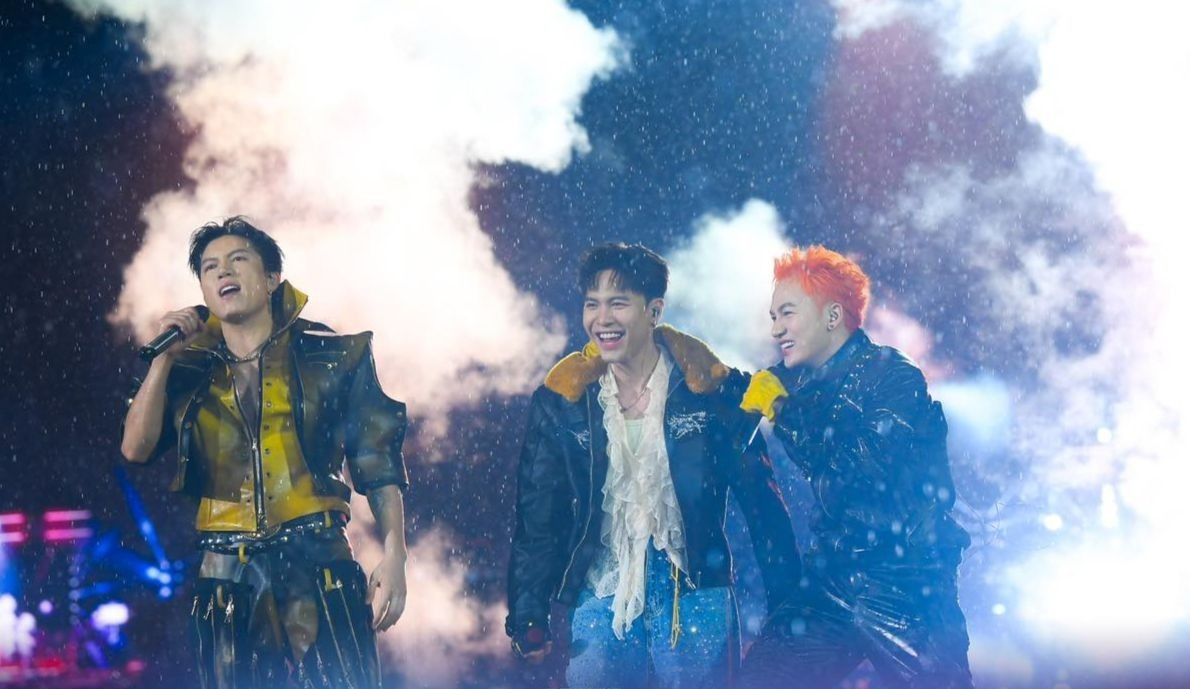 Mưa lớn đổ xuống show Anh trai ở Mỹ Đình, Trấn Thành phản ứng: 'Mưa tan nát, giống lũ lụt vậy' anh trai concert 6.jpg