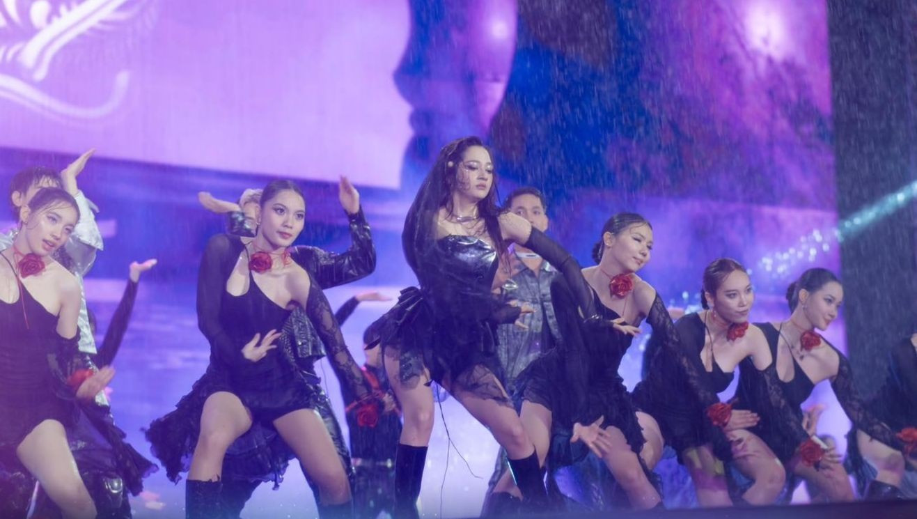 Mưa lớn đổ xuống show Anh trai ở Mỹ Đình, Trấn Thành phản ứng: 'Mưa tan nát, giống lũ lụt vậy' anh trai concert 7.jpg