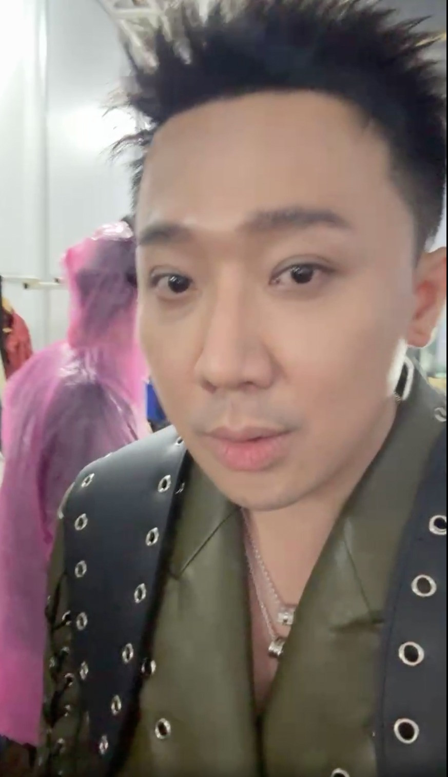 Mưa lớn đổ xuống show Anh trai ở Mỹ Đình, Trấn Thành phản ứng: 'Mưa tan nát, giống lũ lụt vậy' anh trai concert 8.jpg
