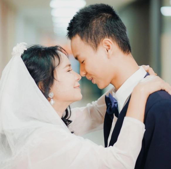 Chàng trai hơn 20 tuổi yêu say đắm bà lão U70 và cái kết- Ảnh 2.