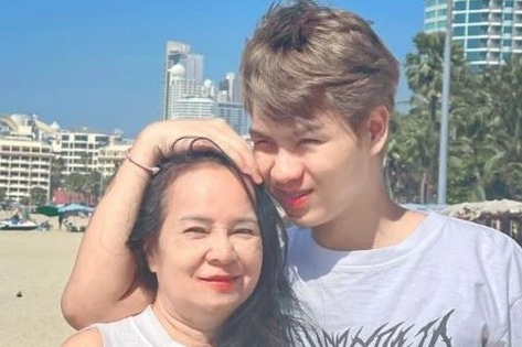 Chàng trai hơn 20 tuổi yêu say đắm bà lão U70 và cái kết