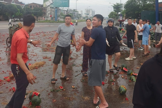 Hậu cảnh tượng xúc động sau vụ tai nạn: Tài xế xe chở dưa hấu đã tử vong