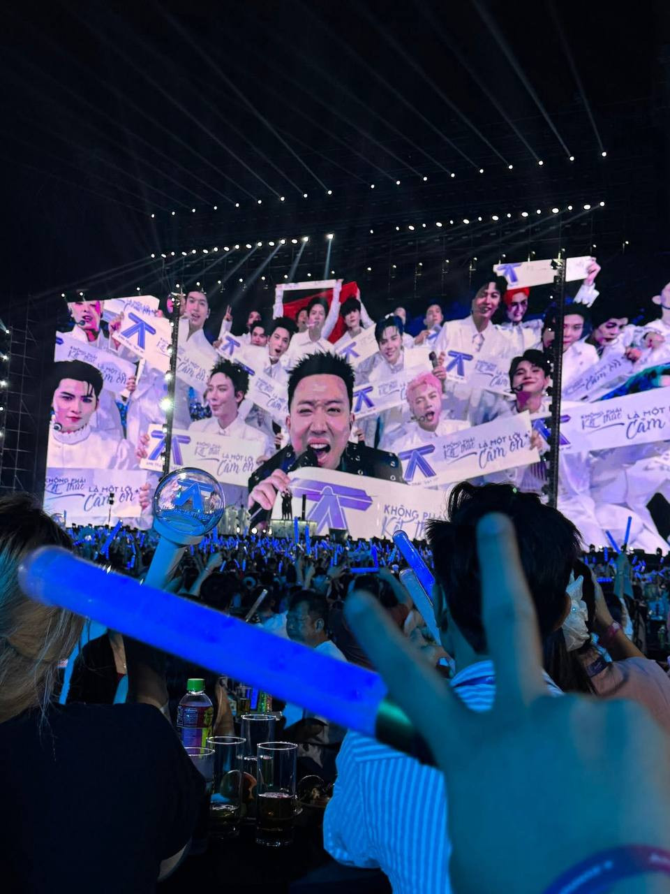 Khán giả khóc ròng vì 'đặc quyền 10 triệu' tại concert Anh Trai Say Hi dưới mưa, càng nhìn càng xót photo132025 05 1021 12 50