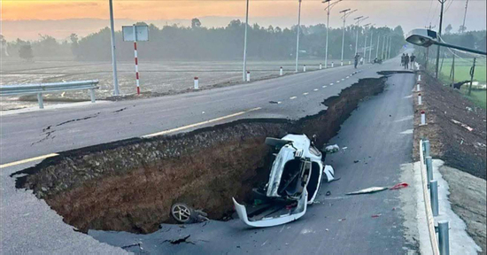 Sụt lún đường lên cầu mới khánh thành ở Tây Ninh, ô tô chở 4 người rơi xuống hố