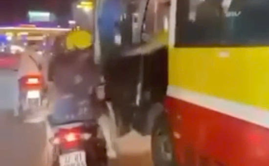 Tài xế xe buýt mở cửa đập vào xe chở trẻ em, liên tục thách thức