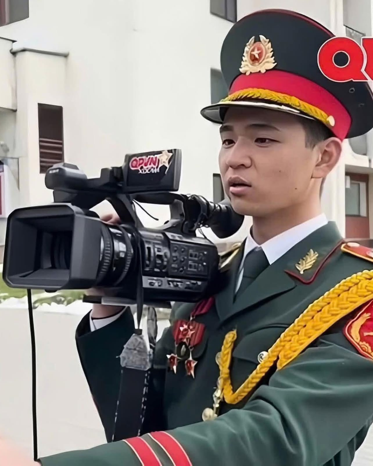 Chân dung chàng chiến sĩ đa nghề gây sốt khắp cõi mạng khi tham dự lễ duyệt binh tại Nga