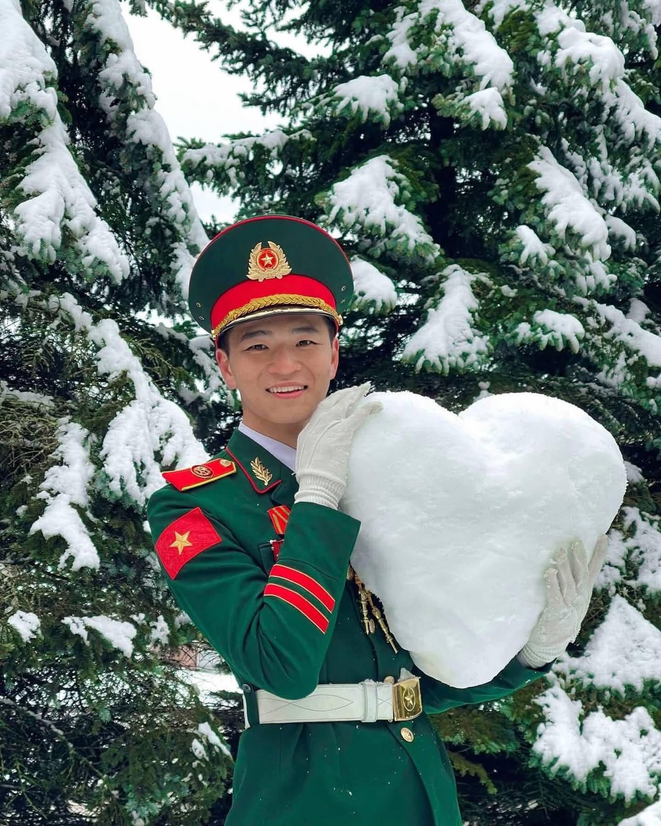 Chân dung chàng chiến sĩ đa nghề gây sốt khắp cõi mạng khi tham dự lễ duyệt binh tại Nga